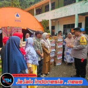 Polri Peduli Masyarakat: Polres Sibolga Salurkan Bantuan Sosial untuk Korban Bencana Alam