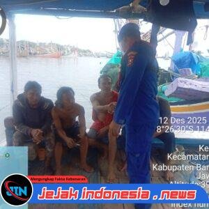 Satpolairud Polresta Banyuwangi Menggelar Patroli Dialogis Kepada Masyarakat Pesisir Pantai Maupun Kelompok Nelayan Dermaga Pelabuhan Muncar