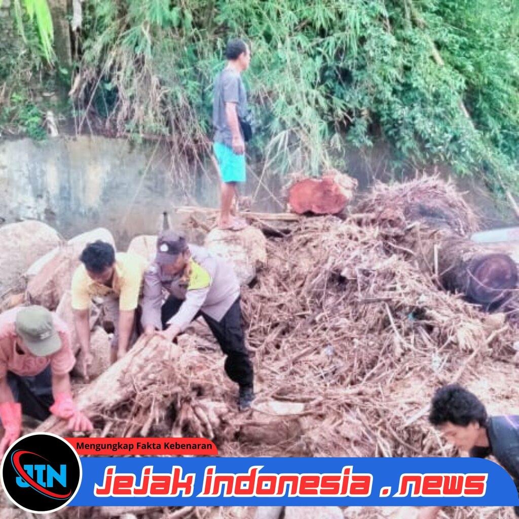 Bahu-Membahu Cegah Banjir Susulan, Bhabinkamtibmas Polres Sibolga Bersama Warga Bersihkan Sungai Aek Doras
