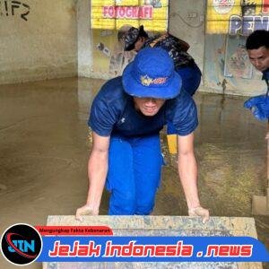 Korpolairud Baharkam Polri Lakukan Normalisasi Sekolah Terdampak Lumpur di Padang Pariaman