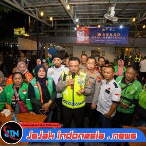 Kakorlantas Ngopi Bareng Driver Ojol Surabaya Sampaikan Pesan Kapolri