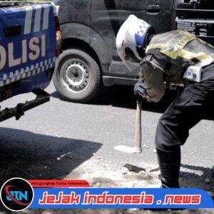 Polantas Polres Gresik Tambal Jalan Berlubang Demi Keselamatan Pengendara