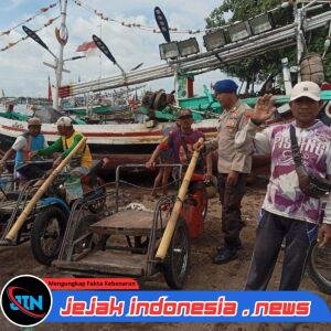 Satpolairud Polresta Banyuwangi Melaksanakan Patroli dan Sambang Dialogis Dikawasan Dermaga Pelabuhan Muncar