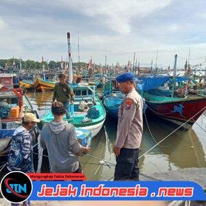 Personel Satpolairud Polresta Banyuwangi Lakukan Patroli Dikawasan Pelabuhan Muncar Banyuwangi