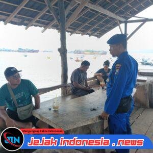 Aiptu I Gede Eka D Menghimbau Masyarakat Pesisir Pantai Meneng, Selalu Waspada Terhadap Cuaca Extrem Yang Datang Secara Tiba-tiba.