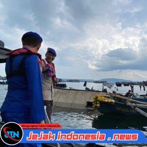 Satpolairud Polresta Banyuwangi Bantu Kapal Nelayan Yang Mengalami Kebocoran