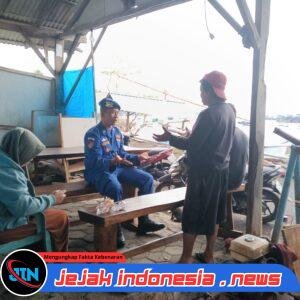 Satpolairud Polresta Banyuwangi melaksanakan kegiatan Patroli Dialogis, Menyambangi Warga dan Nelayan Kawasan Pesisir Pantai Meneng