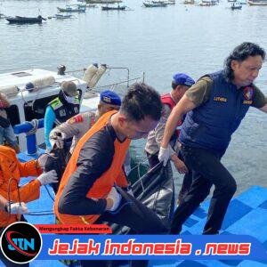 Satpolairud Polres Jembrana Mengevakuasi Satu jenazah Dalam Kondisi Terfragmentasi Ditemukan Di Perairan Selat Bali