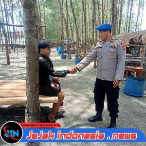 Satpolairud Polresta Banyuwangi Melaksanakan Kegiatan Patroli Dialogis Di Kawasan Wisata Pantai Gumuk Kantong