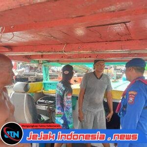 Satpolairud Polresta Banyuwangi melaksanakan patroli dan himbauan keselamatan kepada nelayan di Pelabuhan Muncar