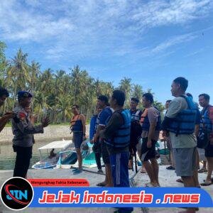 Satpolairud melaksanakan Patroli Tempat Wisata dan Pembinaan Masyarakat (Binluh) di kawasan Pantai Grand Watudodol