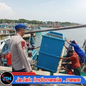 Satpolairud Polresta Banyuwangi Menggelar Patroli Di Pelabuhan Muncar