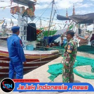 Satpolairud Polresta Banyuwangi Melaksanakan Patroli Dialogis Memberikan Himbauan Kepada Para Nelayan Di Dermaga Pelabuhan Muncar