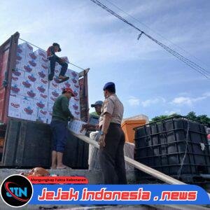 Aktivitas Bongkar Muat Di Dermaga Pelabuhan Rakyat Boom Banyuwangi Mendapat Perhatian Serius Dari Satpolairud Polresta Banyuwangi