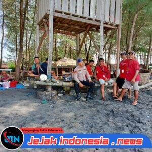 Satpolairud Polresta Banyuwangi Menggelar Patroli Dialogis Di Pantai Gumuk Kantong