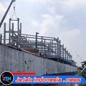 *Pagar PT Bernofarm “Mepet” Bibir Sungai, Pelapor Protes Penghentian Penyelidikan: Jarak 0 Meter Langgar UU Sumber Daya Air!*