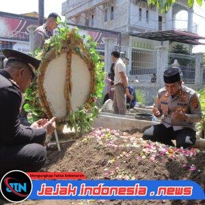 Kapolres Lhokseumawe Hadiri Pemakaman Personel, Panjatkan Doa sebagai Penghormatan Terakhir