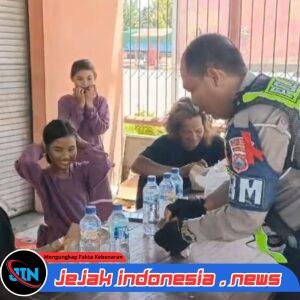 *Melayani dengan Hati : Satlantas Polresta Banyuwangi Berbagi Makan Siang dan Edukasi Keselamatan bagi Pengendara*