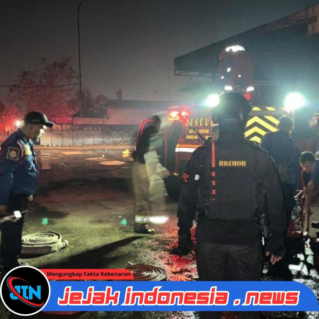 *Brimob Metro Jaya Sigap Amankan Kebakaran SPBE di Bekasi, Situasi Cepat Terkendali*