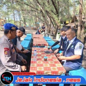 Satpolairud Polresta Banyuwangi Turun Langsung Menggelar Patroli Dialogis Di Kawasan Wisata Pantai Cemara