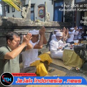 Personel Polsek Bebandem Gelar Persembahyangan Bersama Peringati Hari Raya Saraswati