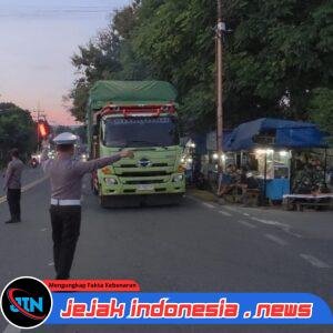 *Jalur Menuju ASDP Ketapang Berangsur Lancar, Polresta Banyuwangi Optimalkan Buffer Zone Bulusan untuk Kendaraan Besar*