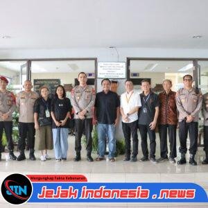 *Wakapolres Metro Jakbar Monitoring Pengamanan Misa Paskah di Gereja ST Petrus Paulus*