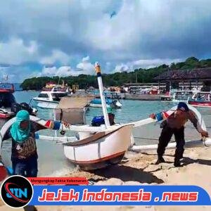 Satpolairud Polres Karangasem Bantu Kelompok Nelayan Menarik Jukung ke Daratan.
