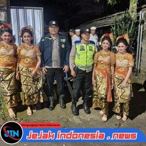 Lestarikan Budaya dan Jaga Keamanan, Polsek Bebandem Amankan Pementasan Bondres Lolak CS di Desa Adat Umanyar