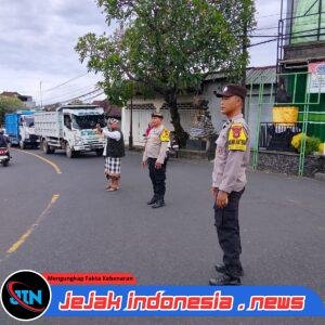 Sinergi Polsek Dawan dan Pecalang Kawal Prosesi Mepeed di Pura Batur Sampalan Klod.