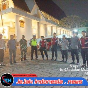 Polsek Gianyar Melaksanakan Pengamanan Misa Minggu Paskah di Gereja Santa Maria Ratu Rosari, Berjalan Aman dan Kondusif