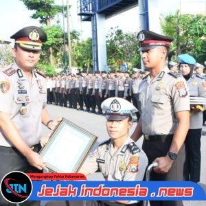*Bripda Sakti Terima Penghargaan Usai Insiden Viral Hentikan Bus Langgar Jalur*