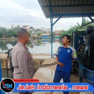 *Sinergi Polisi dan Petugas Pompa Air, Cegah Genangan di Kawasan Pesing Garden*