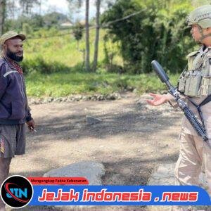 *Lewat Patroli Jalan Kaki, Satgas Damai Cartenz Bangun Kedekatan dengan Warga Sinak*