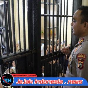 Momen Hangat Pagerwesi: Kapolres Karangasem Cek Rutan Sambil Bagikan Es Krim ke Tahanan