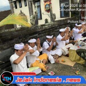 Perkuat Benteng Spiritual, Personel Polsek Bebandem Gelar Persembahyangan Bersama di Hari Raya Pagerwesi