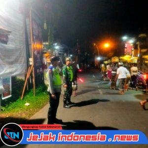 Sinergitas TNI-Polri dan Pecalang Amankan Persembahyangan dan Kesenian Bondres di Desa Timuhun.