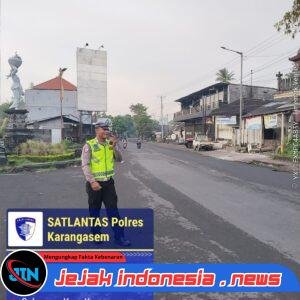 Unit Turjawali Sat Lantas melaksanakan Pengaturan dan Penjagaan di Pos 3 Patung Salak Jasri
