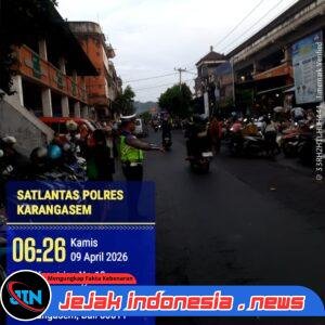 Utamakan Pejalan Kaki, Anggota Polres Karangasem Laksanakan Tugas Menyebrangkan Pejalan Kaki di Pasar Kesatriaan Amlapura