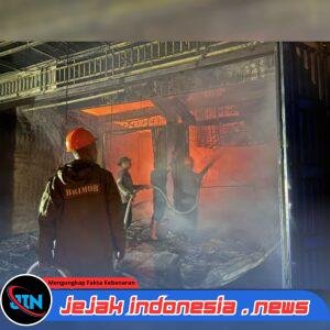 Kobaran Api di Gunung Sitoli Berhasil Dijinakkan! Sinergi Personel Brimob Polda Sumut Bersama Tim Gabungan Selamatkan Kawasan Pertokoan