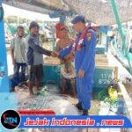 Satpolairud Polresta Banyuwangi Melaksanakan Giat Menyambangi Kapal Sekoci Sumber Laut Di Perairan Muncar.