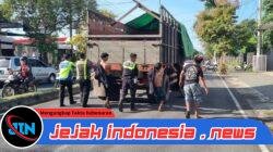 *Hindari Penyeberang Jalan, Sebuah Truk Gandeng Alami Laka Tunggal Menabrak Pembatas Jalan di Penataban*