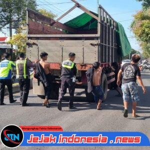 *Hindari Penyeberang Jalan, Sebuah Truk Gandeng Alami Laka Tunggal Menabrak Pembatas Jalan di Penataban*