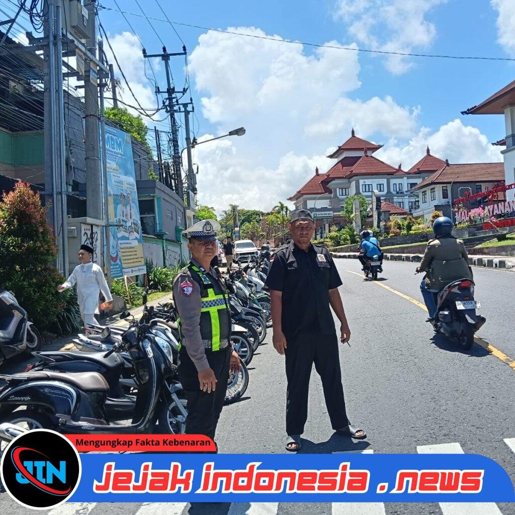 Unit Lantas Polsek Klungkung Laksanakan Pengamanan Sholat Jumat di Masjid Hasanudin
