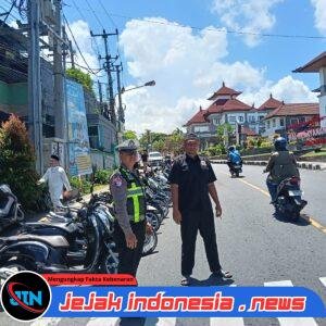 Unit Lantas Polsek Klungkung Laksanakan Pengamanan Sholat Jumat di Masjid Hasanudin