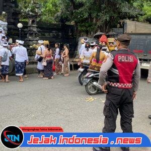 Polsek Dawan Laksanakan Pengamanan di Pura Goa Lawah, Arus Lalu Lintas Terkendali.