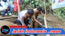 *Kapolres Lebak Letakkan Batu Pertama Pembangunan Jembatan Merah Putih di Kp. Cikaduen*