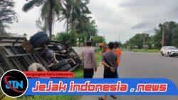 Hindari Tabrakan, Truk Colt Diesel Terbalik ke Parit di Simpang Pelabuhan Muara Satu