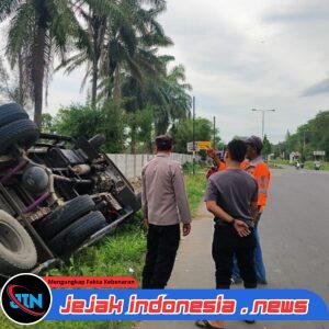 Hindari Tabrakan, Truk Colt Diesel Terbalik ke Parit di Simpang Pelabuhan Muara Satu