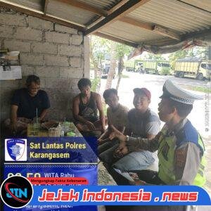 Personel lantas memberikan himbauan dan Pembagian Brosur Kamseltibcarlantas